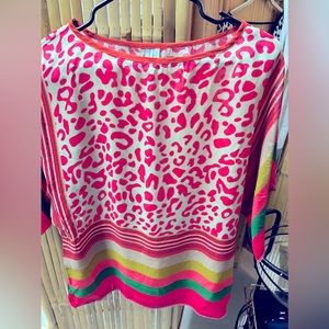 Beautiful colors/ viscose fabric. Small but flowy. Blink London